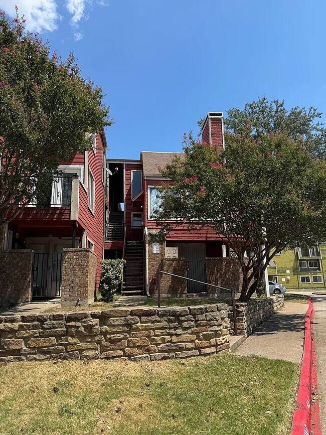 Building Photo - Affordable studio condo with shower-only bath, open layout, and convenient location  perfect for ...