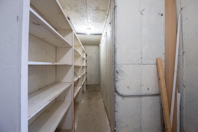 Building Photo - 531 Edgehill Dr