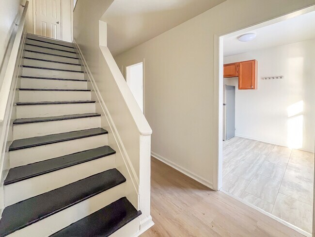 Building Photo - 32 Fox Hill Dr