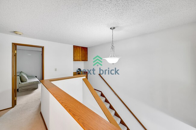 Building Photo - 3 BED & 1.5 BATH FOR RENT