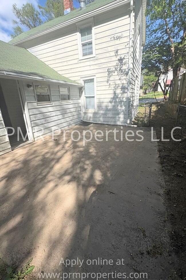 Building Photo - 3 Bedrooms / 1 Bathroom House