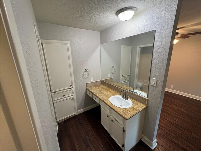 Building Photo - 10106 Missel Thrush Dr
