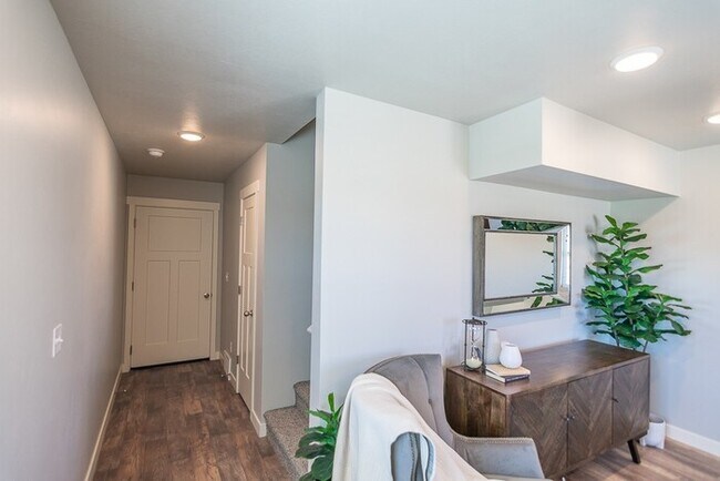Building Photo - Beautiful Bridgestone Crossing Townhome
