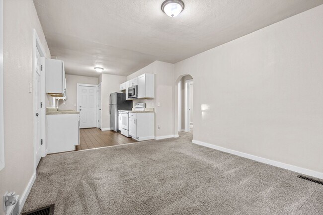 Building Photo - 2 Bedroom for Rent in Des Moines