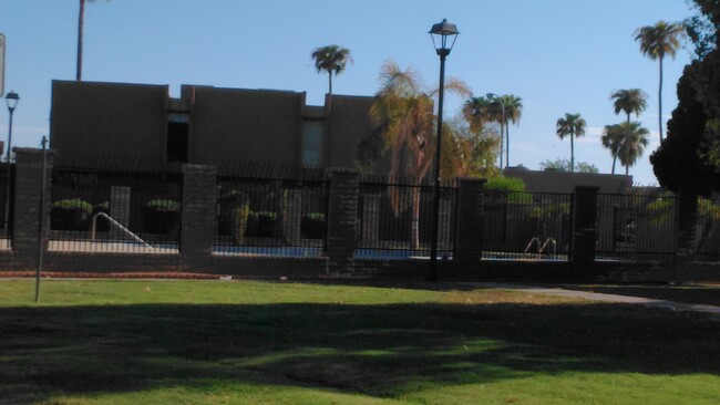 Building Photo - 1445 N 53rd Dr