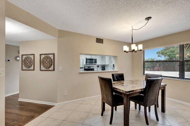 Building Photo - 600 Uno Lago Dr