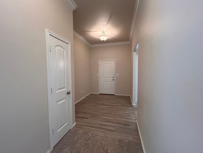 Building Photo - 4 bedroom 3 bathroom