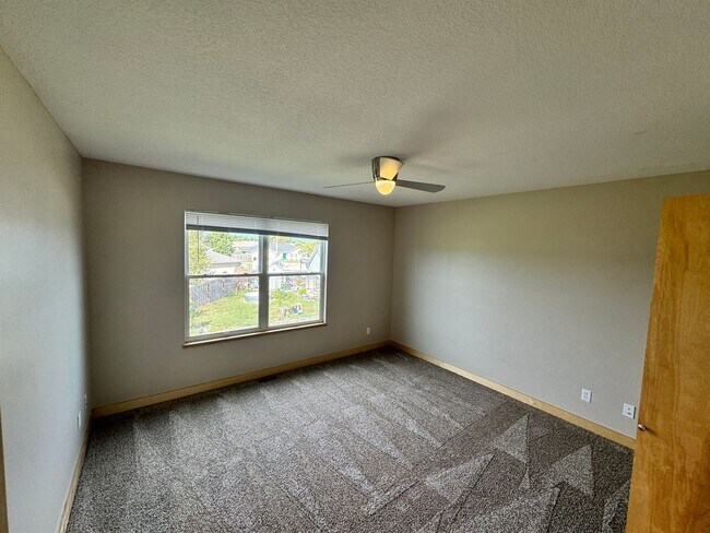 Building Photo - Stunning Modern Urban Loft – Spacious, Stylish, and Conveniently Located