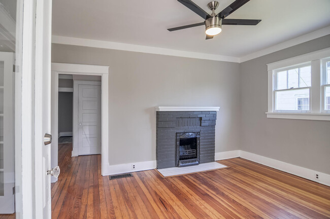 Building Photo - East Nashville Cottage!