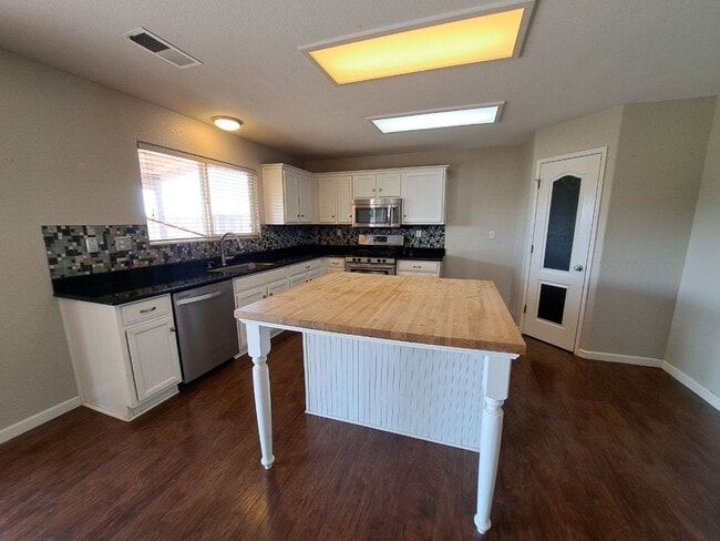 Building Photo - Beautiful 4 Bedroom House Ready To Call Home!