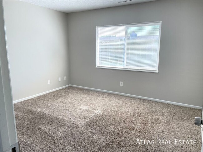 Building Photo - Huge, Open Floorplan with Washer / Dryer I...