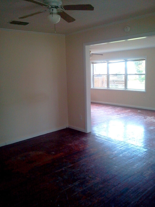 Building Photo - Awesome 2BR/1BA w/Open Floor Plan, Deck, L...