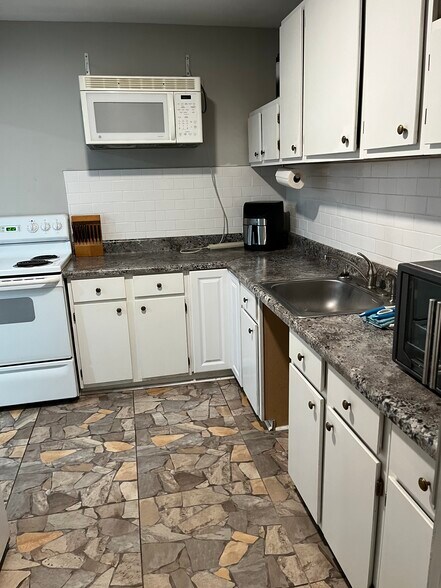Building Photo - 9342 Fox Run Dr