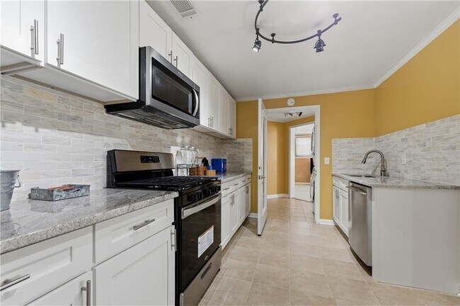 Building Photo - 200 Azalea Cove Ln