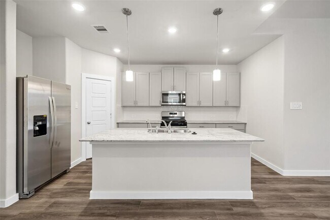 Building Photo - 18033 Martin Pines Dr