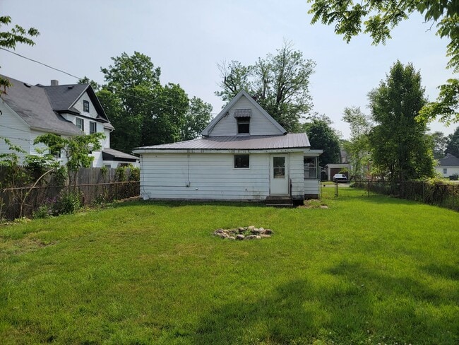 Building Photo - Updated 3-Bedroom, 1-Bathroom Home with Mo...
