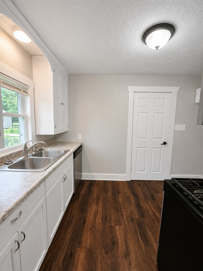 Building Photo - 2 bedroom | 1 Bathroom Home | Pets Welcome!