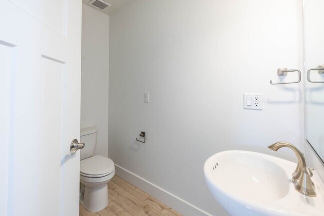 Building Photo - $300 off first month for February & March move-ins! - BEAUTIFUL 3 BED 2.5 BATH TOWNHOME IN SUGAR ...