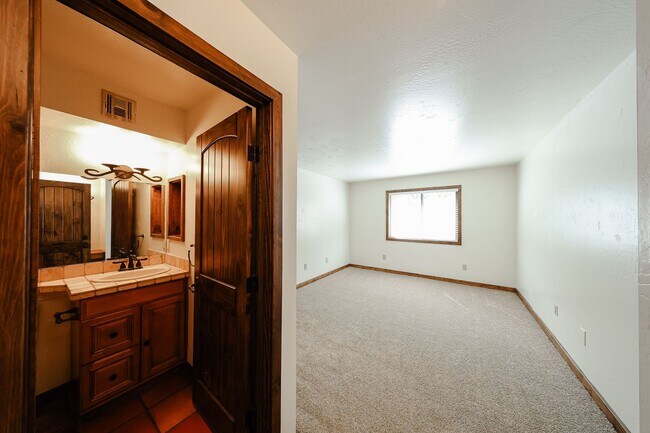 Building Photo - Great Downtown Scottsdale Location!