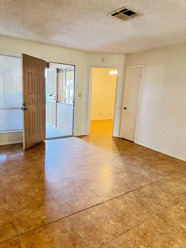 Building Photo - 2 Bedroom Chandler Condo Rental