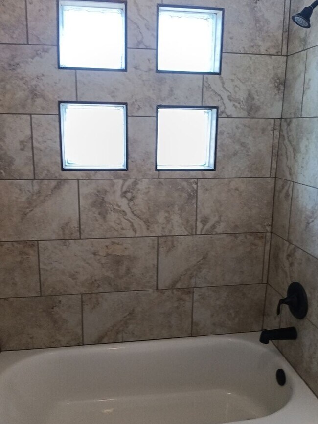 Building Photo - Stunning 4 bedroom, 3.5 bathroom home! Sho...