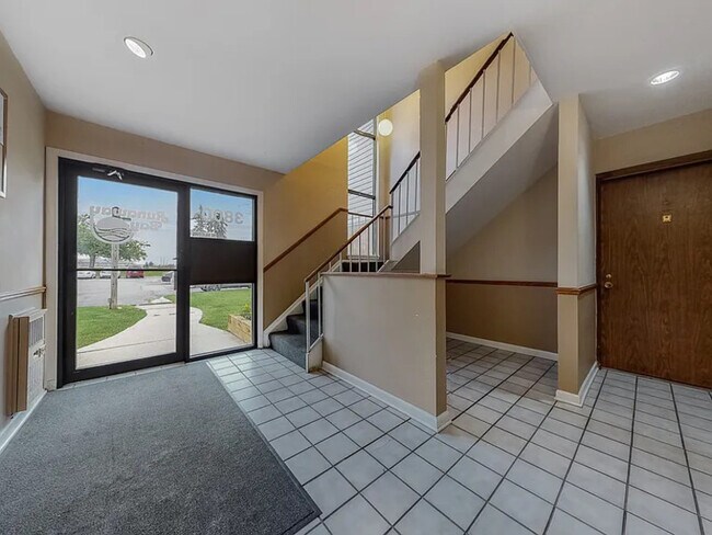 Building Photo - 3800 Bayside Dr