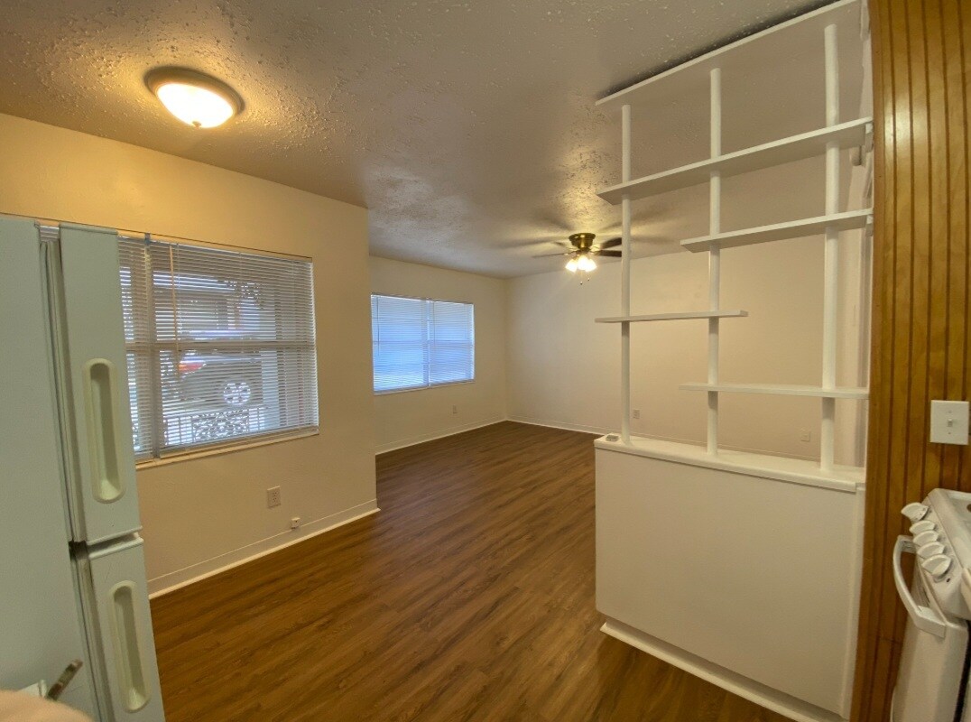 Building Photo - 916 E Lime St