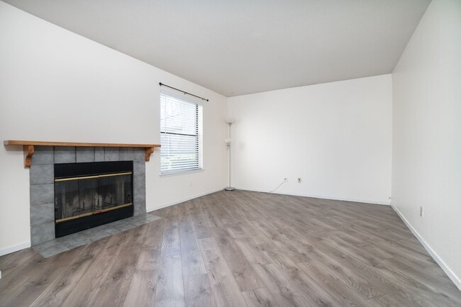 Building Photo - 2 Bedroom Condo For Rent