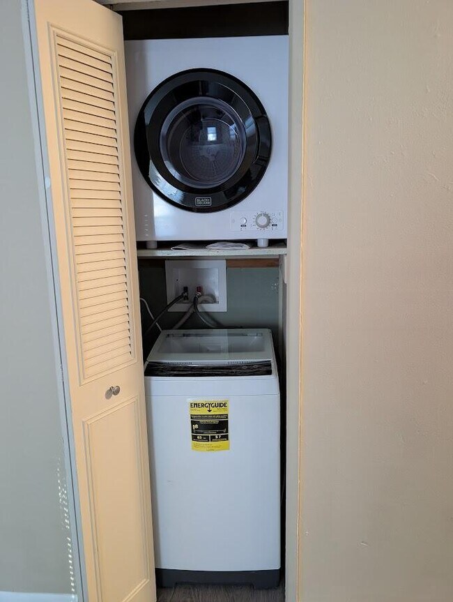 Building Photo - 121 W Fifth St