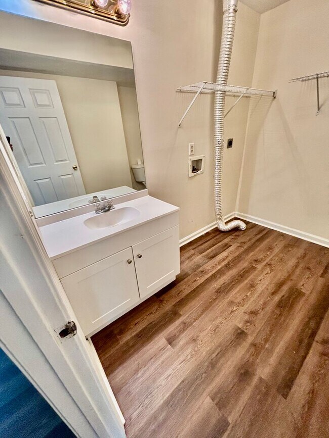 Building Photo - 2 Bedroom Townhouse in Richmond!