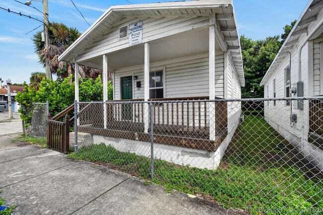 Building Photo - 639 6th St