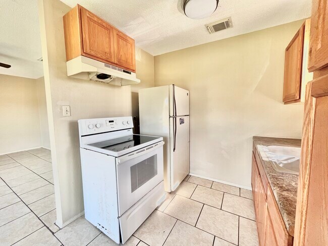 Building Photo - 3021 Sycamore Ave