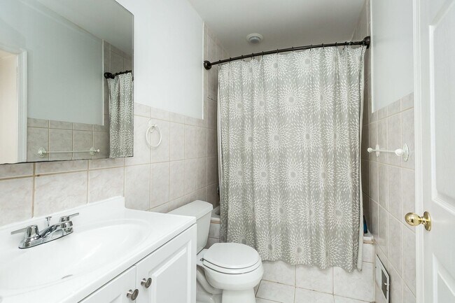 Building Photo - Stylish End-of-Group 2 bd 2.5bth Home in P...