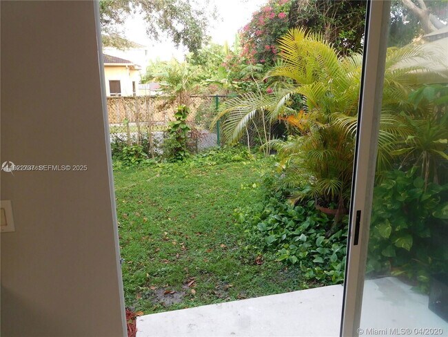 Building Photo - 650 NE 22nd Terrace