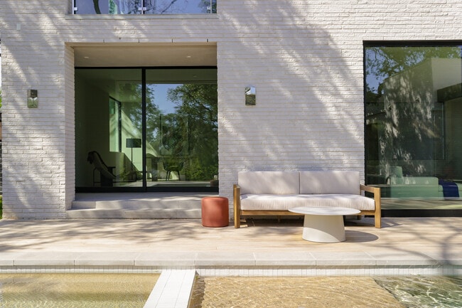 Building Photo - 2106 Matthews Dr