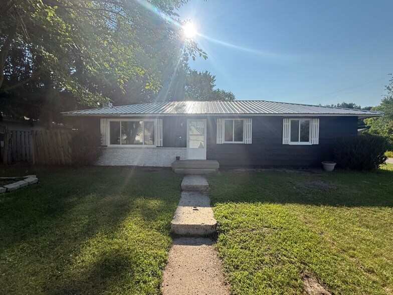 Primary Photo - 327 N 6th St