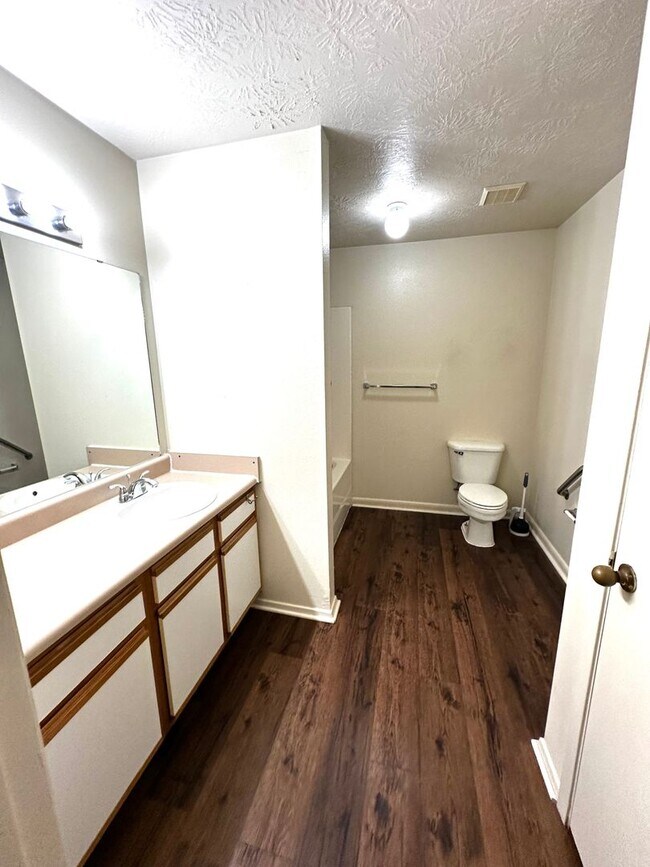 Building Photo - 1/1 Apartment - **HUD Accepted** (upstairs)