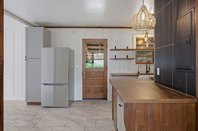 Building Photo - Donelson mid-mod ranch with full unfinished basement workshop, large yard, 3 BR 1 Bath, 20 minute...