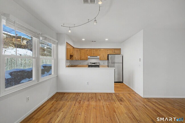 Building Photo - 7 Dean St