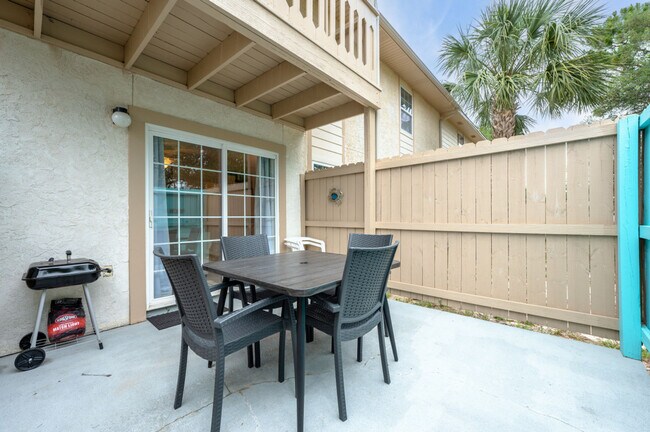 Building Photo - 17462 Front Beach Rd