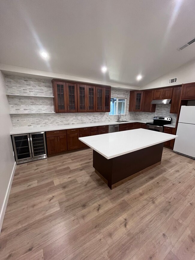 Building Photo - BEAUTIFUL REMODELED HOME IN ROSEVILLE!!