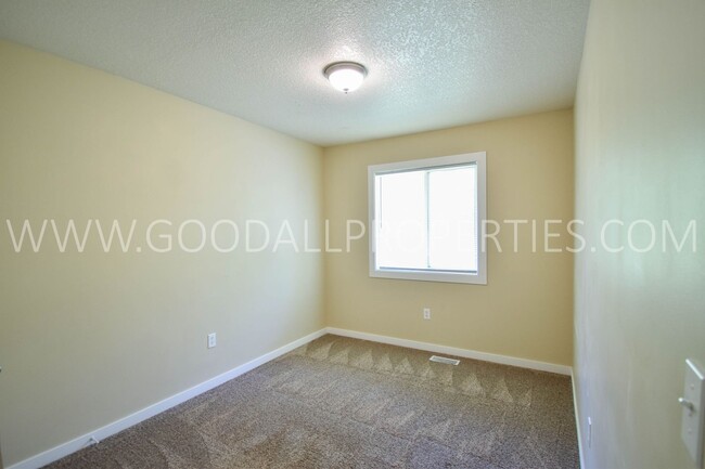 Building Photo - 3 Bedroom Townhome in Van Meter