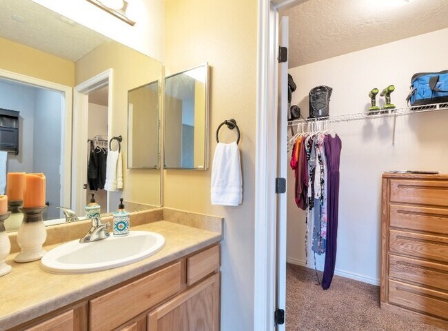 Building Photo - Bright 3-Bed, 2-Bath Condo with Mountain Views & Community Amenities