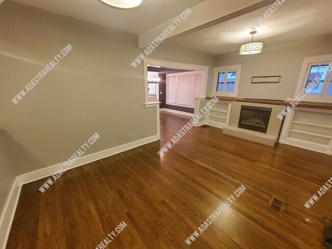 Building Photo - Beautiful Home in West Plaza-Available in AUGUST!!