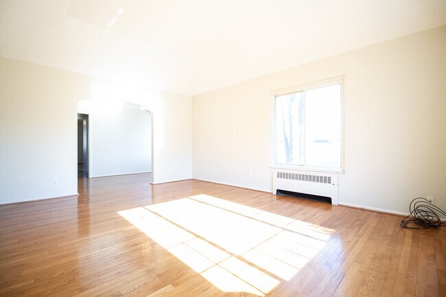 Building Photo - 2204 Kenwood Blvd