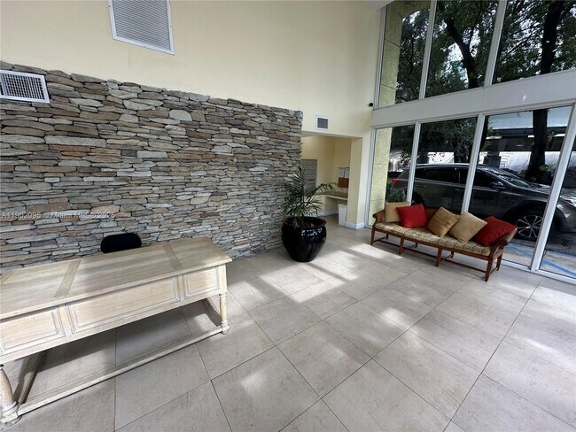 Building Photo - 1350 NW 8th Ct