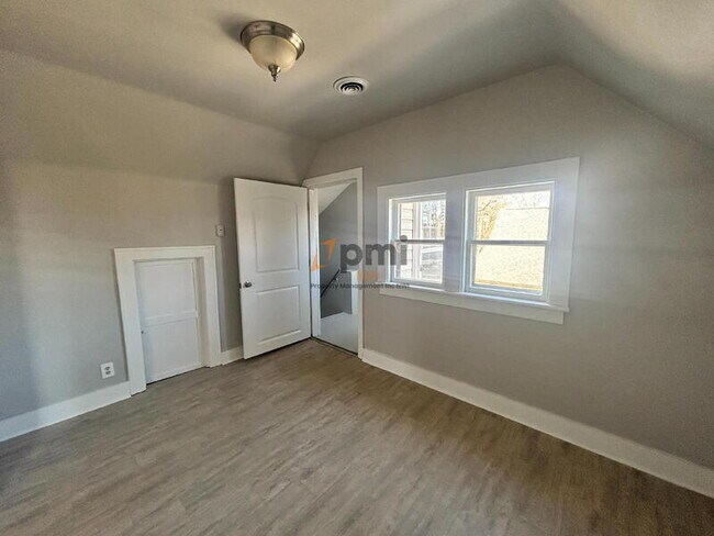 Building Photo - 6 Willow St