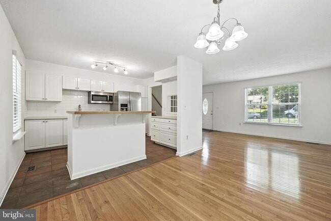 Building Photo - 18202 Macrae Ct