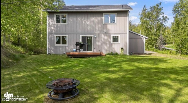 Building Photo - Gorgeous lakefront home