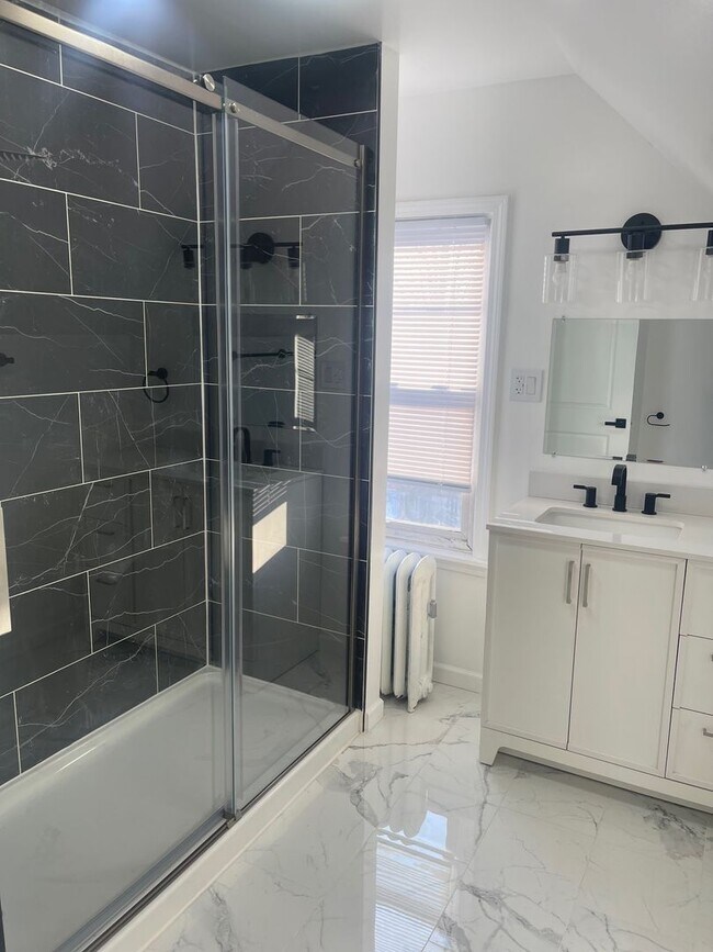 Building Photo - 3 bedroom, 2.5 bath - Modern Home in Wyandotte!